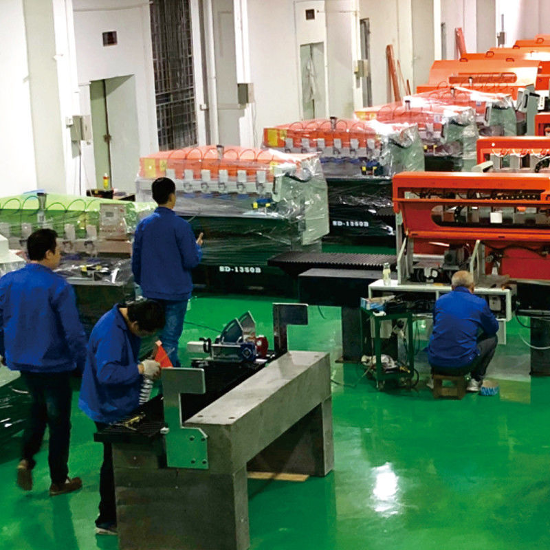 Equipo de pulido acrílico Producto Área de trabajo 1350Mm Máquina de pulido de diamantes para láminas acrílicas