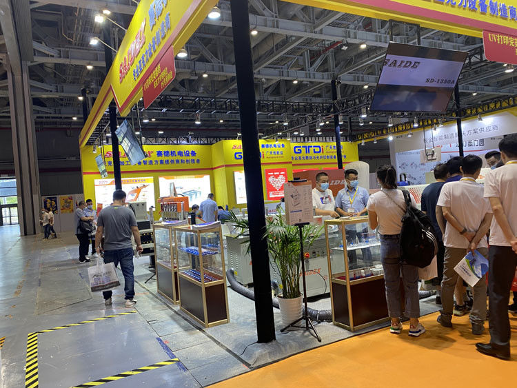 Fabricante de maquinaria de pulido sin llama Máquina pulidora de diamantes eléctrica horizontal de nuevo tipo Dongguan para plexiglás