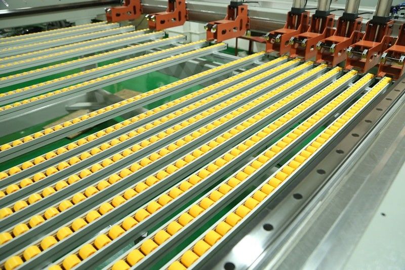 Sierra de corte automática SD-2600 de alta precisión de 0,01 mm para madera, acrílico, PM, PS y plástico en Europa